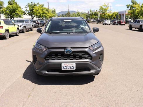 Used 2021 Toyota RAV4 LE AWD/4WD image 2