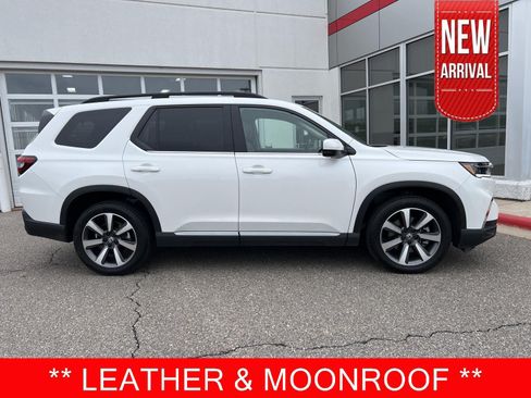 Used 2025 Honda Pilot Elite image 1