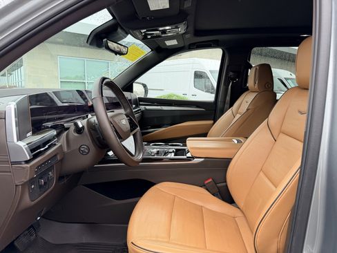 Used 2025 Cadillac Escalade Premium Luxury image 2