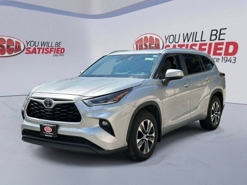 Used 2024 Toyota Highlander XLE AWD/4WD image 7