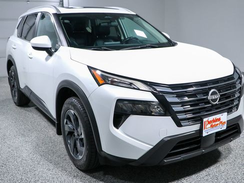Used 2024 Nissan Rogue SV w/ SV Premium Package FWD image 5
