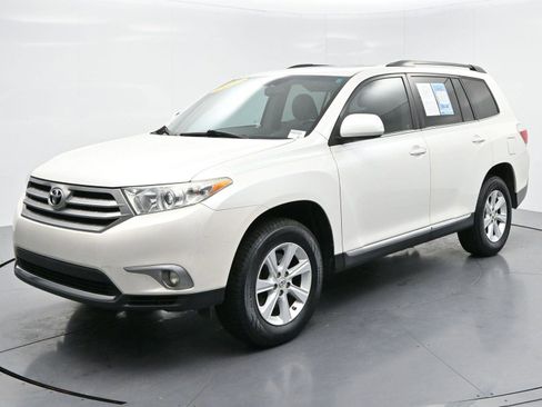 Used 2012 Toyota Highlander SE w/ Tow Pkg FWD image 3