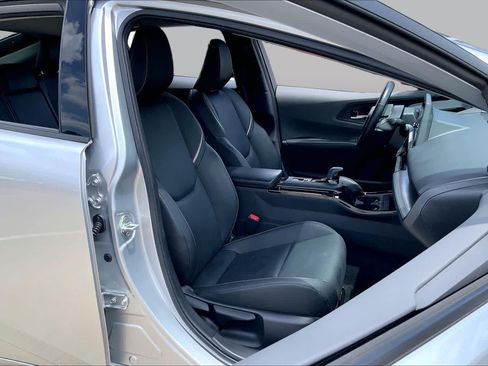 Used 2024 Toyota Prius XLE FWD image 9