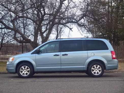 Used 2008 Chrysler Town & Country LX image 2