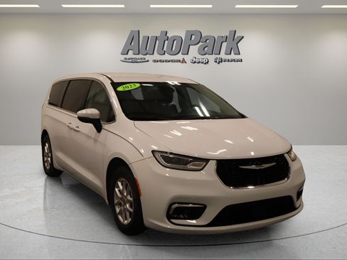 Certified 2023 Chrysler Pacifica Touring-L FWD image 1