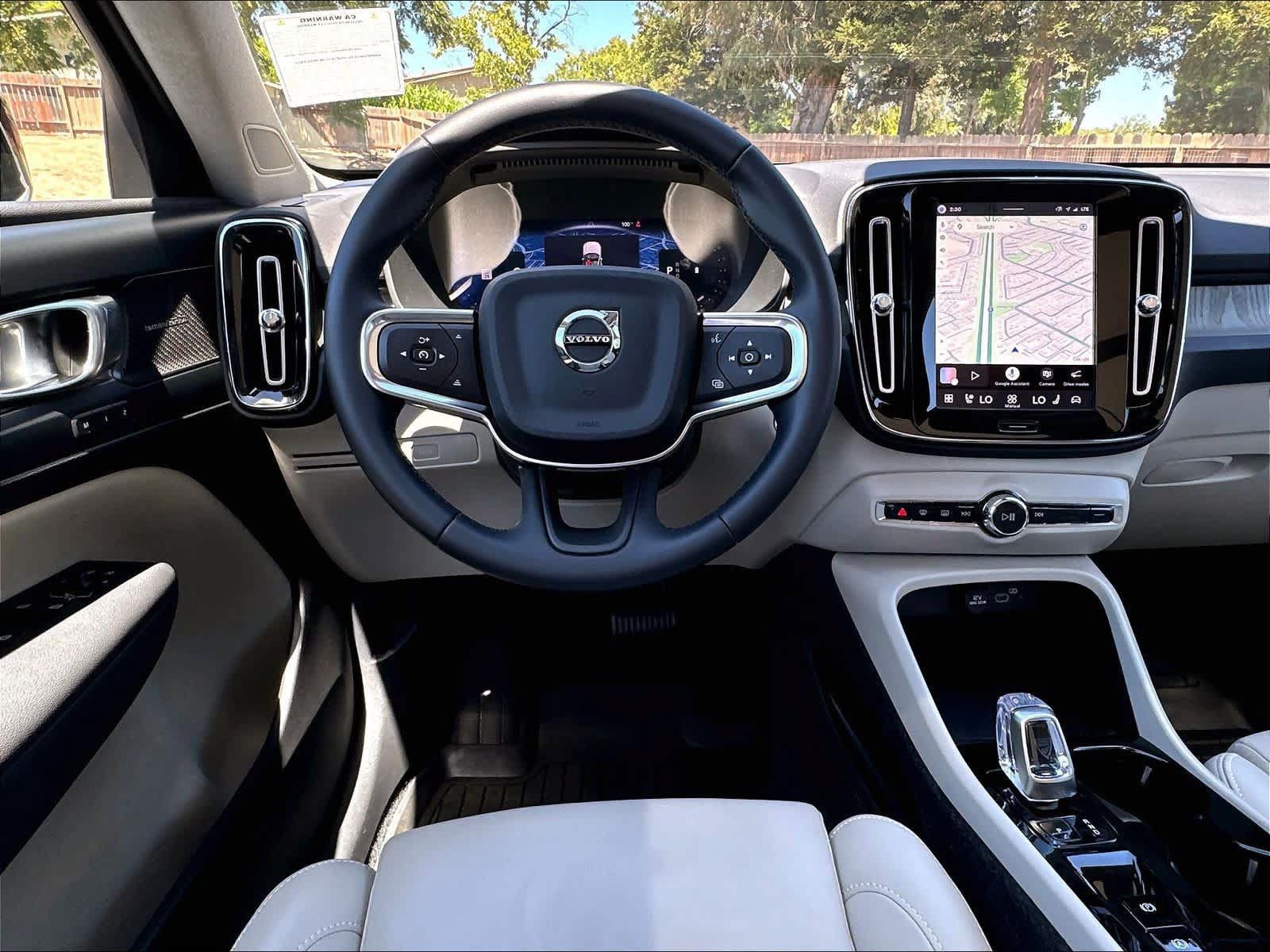 Used 2026 Volvo XC40 B4 Plus w/ Climate Package FWD image 8
