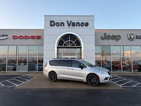 New 2026 Chrysler Pacifica Select w/ S Appearance Package image 1