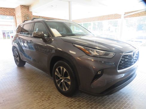 Used 2020 Toyota Highlander XLE FWD image 70