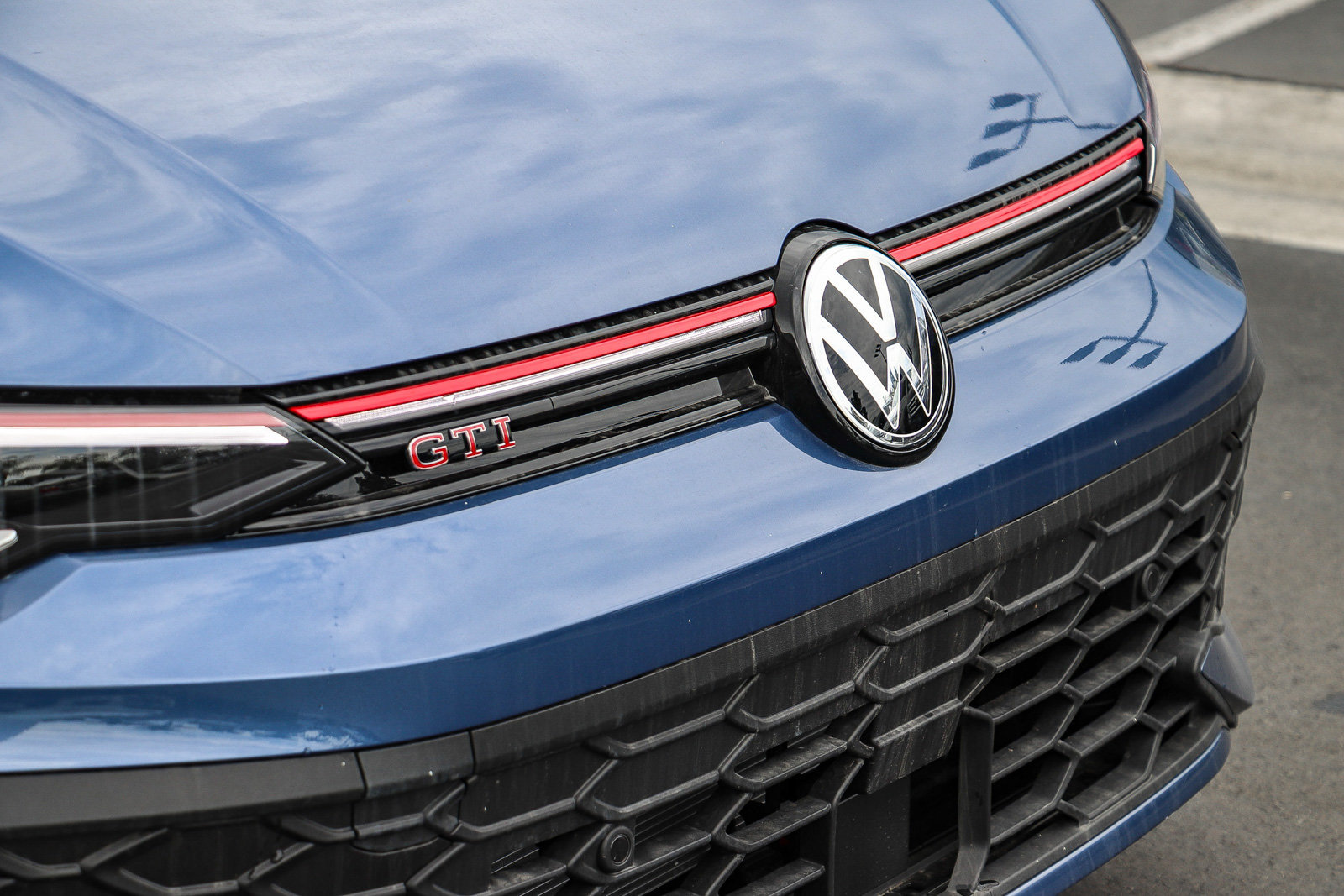 New 2026 Volkswagen GTI SE FWD image 5