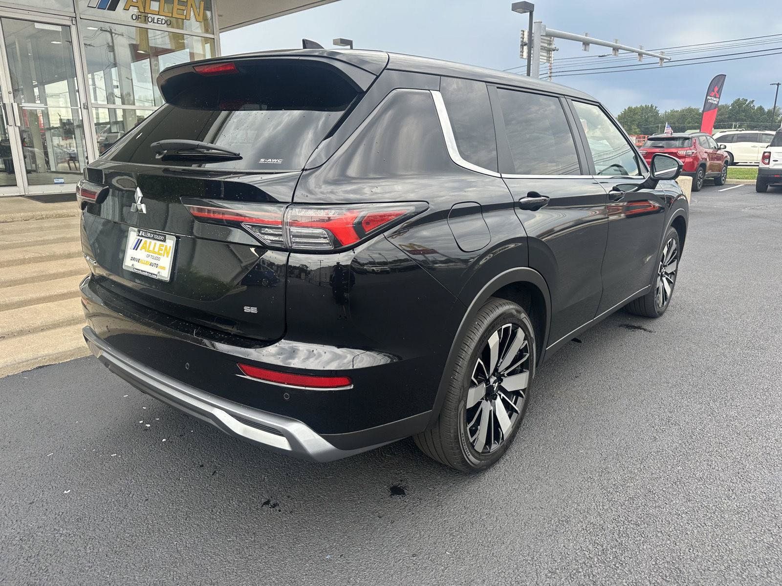 Used 2025 Mitsubishi Outlander AWD image 11
