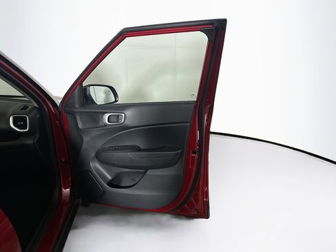 Used 2025 Hyundai Venue SEL image 31