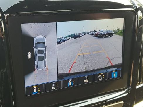 Used 2023 Chevrolet Traverse LT w/ LT Premium Package AWD/4WD image 17