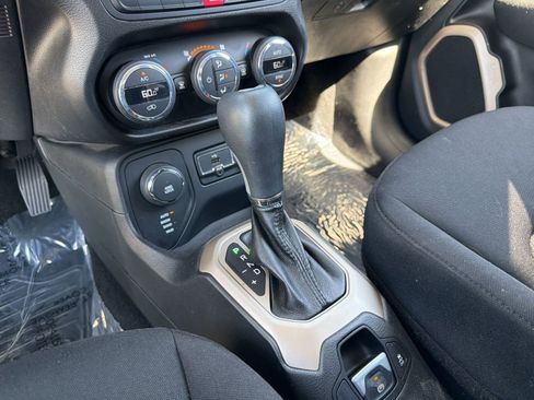 Used 2015 Jeep Renegade Latitude w/ Popular Equipment Group image 18