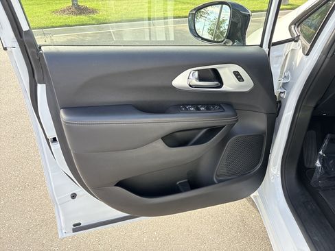 Certified 2025 Chrysler Pacifica Limited FWD image 15