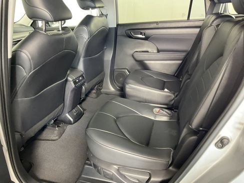 Used 2023 Toyota Highlander XLE AWD/4WD image 21