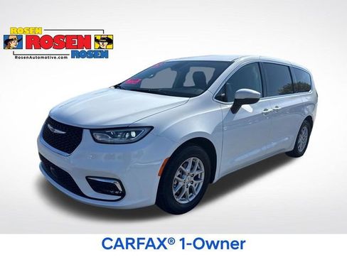 Used 2023 Chrysler Pacifica Touring-L FWD image 1