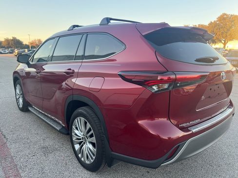 Used 2025 Toyota Highlander Platinum image 6