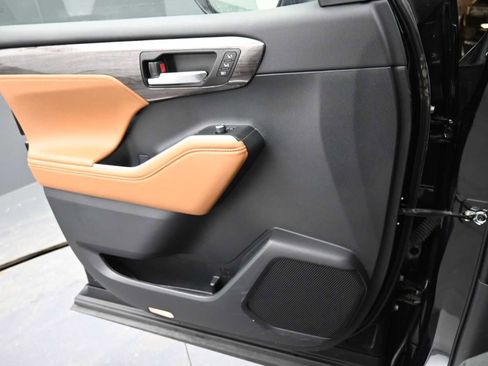Used 2023 Toyota Highlander Platinum image 11