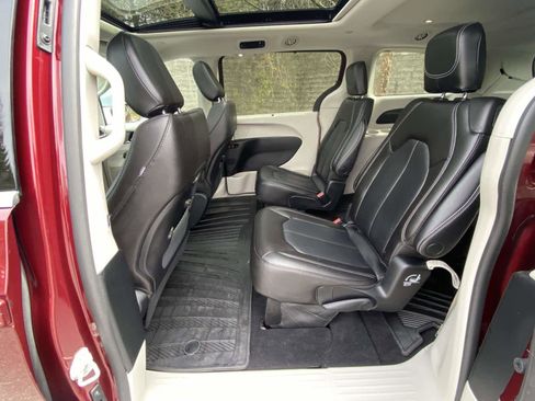 Used 2023 Chrysler Pacifica Touring-L AWD/4WD image 30