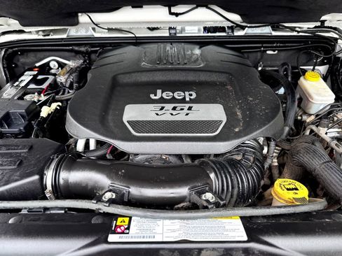 Used 2012 Jeep Wrangler Unlimited Sahara w/ Connectivity Group AWD/4WD image 13