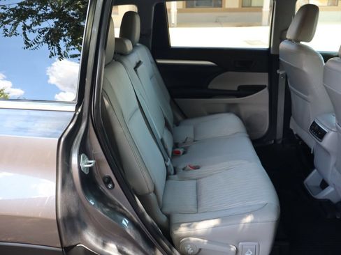 Used 2018 Toyota Highlander Plus AWD/4WD image 23