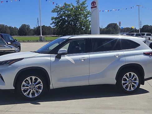 Used 2025 Toyota Highlander Limited AWD/4WD image 24