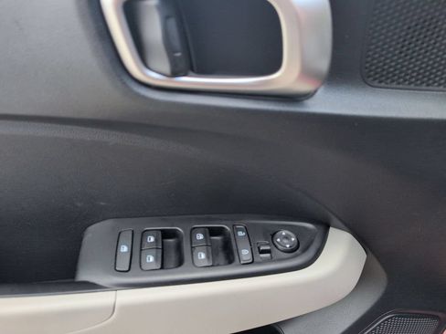 Used 2025 Hyundai Venue SEL FWD image 13