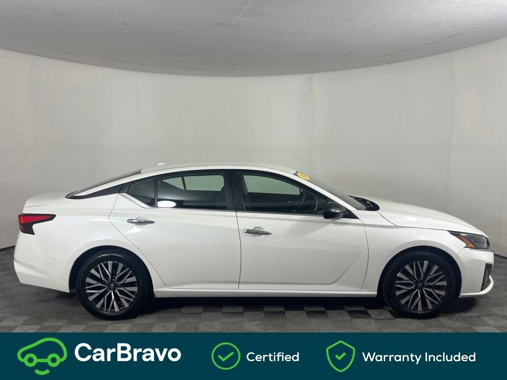 Used 2024 Nissan Altima 2.5 SV FWD image 3