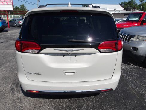 Used 2017 Chrysler Pacifica Touring-L image 5