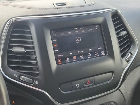 Used 2019 Jeep Cherokee Latitude Plus w/ Comfort/Convenience Group AWD/4WD image 26