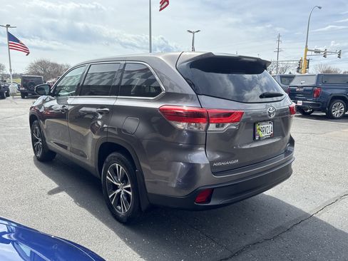 Used 2019 Toyota Highlander LE image 4