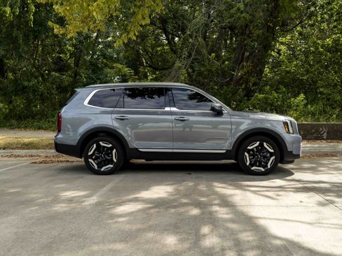 Used 2025 Kia Telluride S FWD image 10