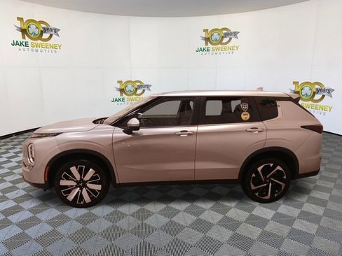 Used 2025 Mitsubishi Outlander SE image 6