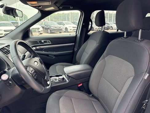 Used 2019 Ford Explorer XLT AWD/4WD image 37