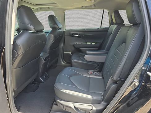 Used 2022 Toyota Highlander XLE FWD image 15
