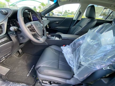New 2025 Lexus ES 300h w/ Luxury Package image 9