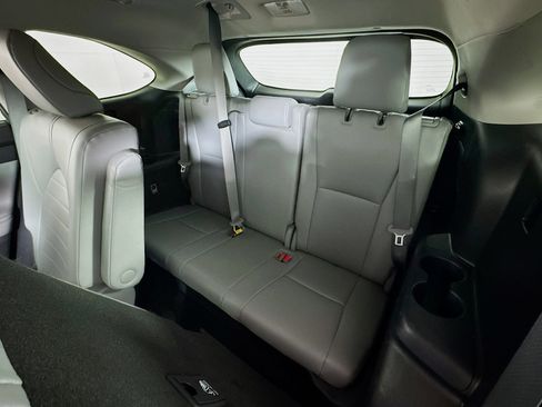 Used 2022 Toyota Highlander XLE AWD/4WD image 23