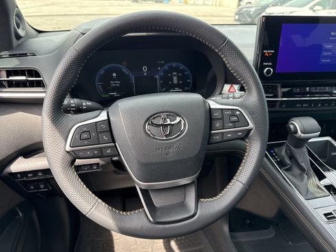Certified 2025 Toyota Sienna XLE Woodland Edition AWD/4WD image 11