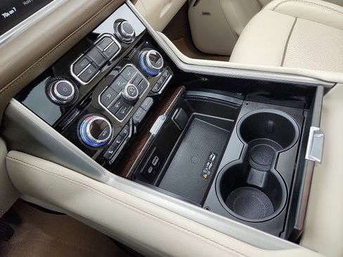 Used 2022 GMC Yukon XL Denali image 25