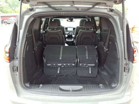 Used 2025 Chrysler Pacifica Limited AWD/4WD image 20