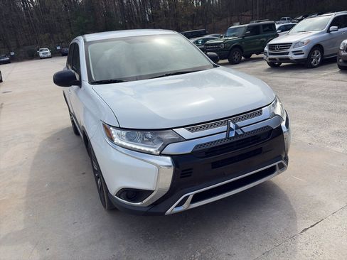 Used 2019 Mitsubishi Outlander ES image 2