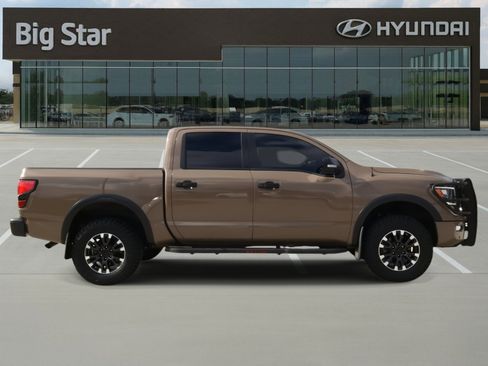 Used 2021 Nissan Titan PRO-4X w/ Pro-4x Convenience Package image 5