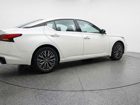 Used 2025 Nissan Altima 2.5 SV image 9