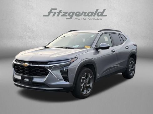 Used 2025 Chevrolet Trax LT FWD image 3