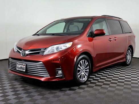 Used 2018 Toyota Sienna XLE w/ XLE Navigation Package FWD image 2