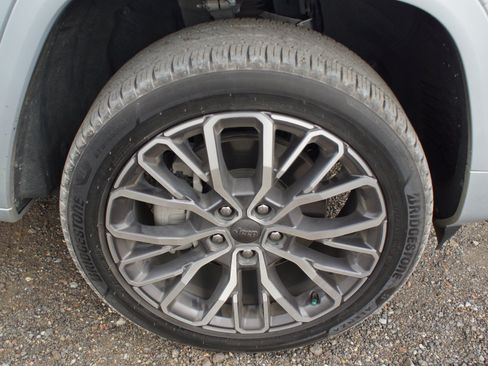 Used 2023 Jeep Grand Cherokee L Summit AWD/4WD image 4