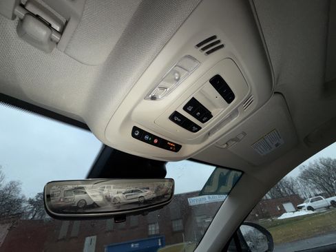 Used 2022 Buick Envision Avenir w/ Technology Package II image 38