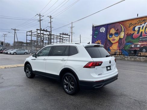 Used 2022 Volkswagen Tiguan SE w/ Panoramic Sunroof Package image 3