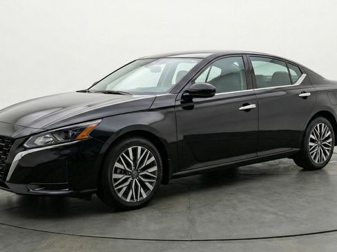 Used 2025 Nissan Altima 2.5 SV FWD image 3