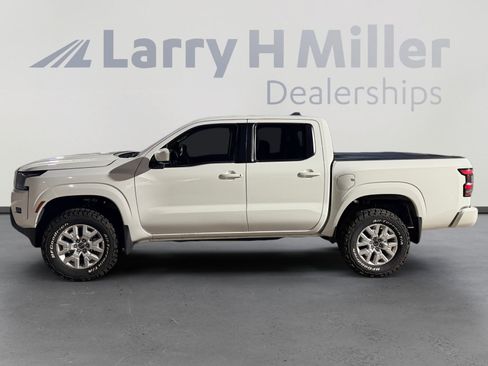 Used 2022 Nissan Frontier SV AWD/4WD image 2